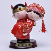 婚庆礼品摆件 树脂中国民族风 大红喜服新郎抱新娘娃娃摆件D8108BM