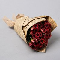 3号报纸把束 9号玫瑰（2束，莲花盆 4个角）	报纸+绢布